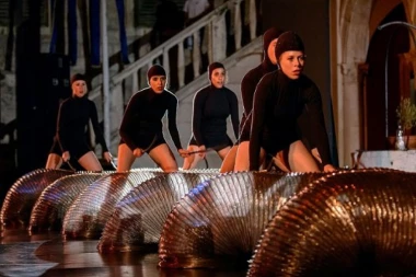 SPEKTAKL NA BELEFU Igra uz cevi, šešire, sijalice...