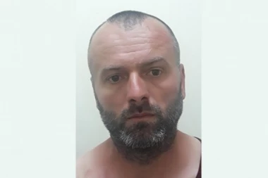 MANIJAK IZ ZEMUNA OPERISAO PO GRADSKOM PREVOZU: Pikirao maloletnicu, pa je hvatao za nogu