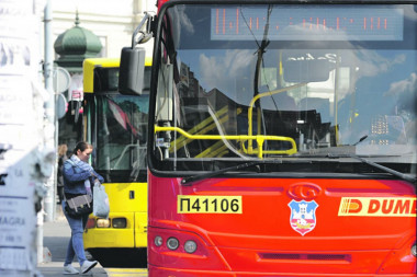 (FOTO) Čudno obaveštenje u jednom autobusu zbunilo putnike: Zbog koronavirusa uvedena "vanredna mera"?!