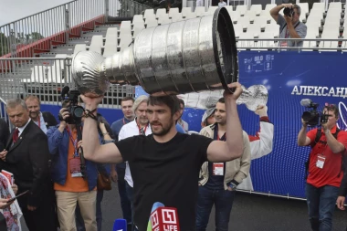 Ovečkin paradirao po Moskvi sa Stenli kupom: Rusija može do finala SP!