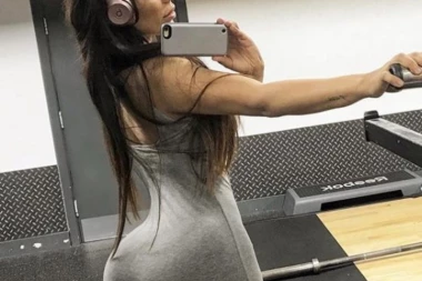 Plejboj zečica golišavim fotkama proslavila pobedu Engleza