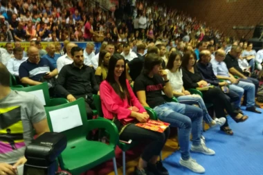 PREPUNA DVORANA U JAGODINI: Bogdana Rodić bodrila verenika Veljka Ražnatovića