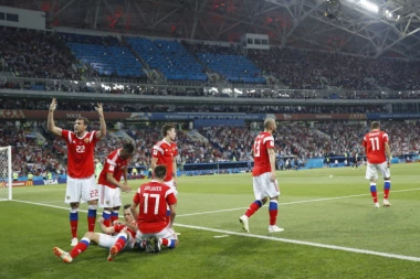 (FOTO) Pozdrav za rusku armiju: NAVIJAČI NAPRAVILI ŠAMPIONSKI DOČEK "BAĆUŠKAMA"