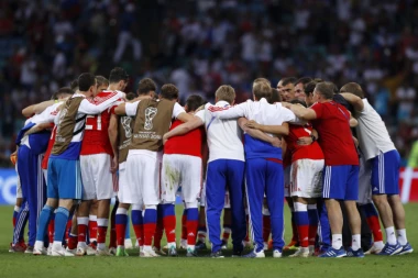 JAVNI SERVIS SE PONOVO OBRUKAO: Cela Srbija navijala za Ruse, a RTS bodrio Hrvate!