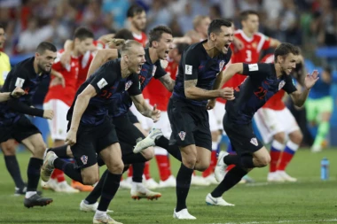 ČEGA SE PAMETAN STIDI... Hrvatski mediji se hvale da su fudbaleri pevali ustaške pesme!