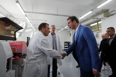 VUČIĆ U TELEOPTIKU: Ova fabrika je MOZAK odbrambene industrije, uskoro VEĆE PLATE!