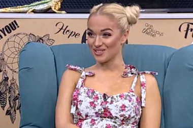 (FOTO) VAKCINISANA I SPREMNA ZA...: Pevačica vodi kampanju ZA VAKCINACIJU I PODIZANJE NATALITETA, naišla na žestoke osude!