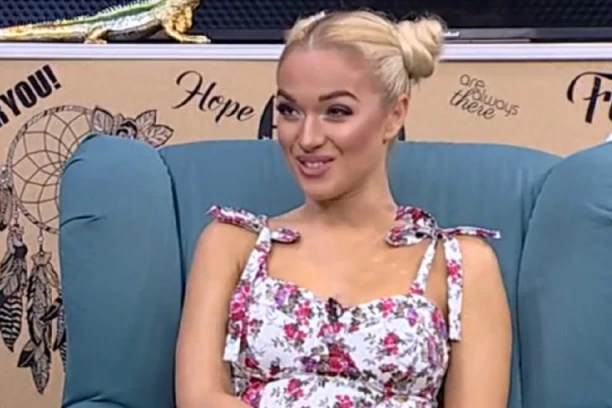 (FOTO) VAKCINISANA I SPREMNA ZA...: Pevačica vodi kampanju ZA VAKCINACIJU I PODIZANJE NATALITETA, naišla na žestoke osude!