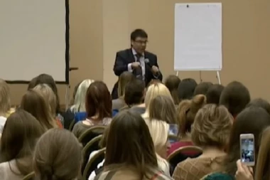 (VIDEO) BURŽUJI, ČUVAJTE SE! Na ovom kursu žene uče kako da postanu SPONZORUŠE!