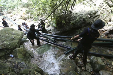 SPASENIM DEČACIMA ZABRANJEN KONTAKT SA RODITELJIMA, a kada su izašli iz tajlandske pećine tražili su samo OVO!