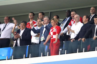 (FOTO, VIDEO) FUFA, ZABAVLJAČICA! Kolinda na stubu srama, INTERNET SE SPRDA SA HRVATSKOM PREDSEDNICOM