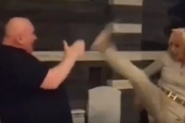 (VIDEO) PALMA OBUČAVAO BRENU U KIK BOKSU: Dačić sa njom pevao ambasadorima u Jagodini!