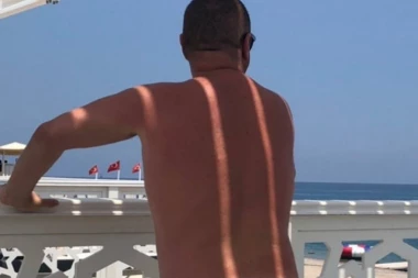 (+18 FOTO) POKAZAO BELU GUZU: Đani danas UŽASNUO NACIJU!