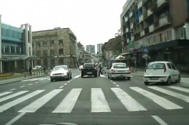 (VIDEO) BRUTALAN SNIMAK!!! Udario autom biciklistu u Zemunu, a onda uradio nešto NEVEROVATNO!