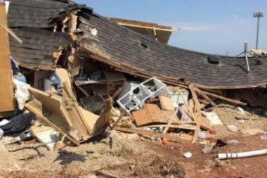 JEZIVI TORNADO "KRIS" RAZARA AMERIKU: Poginula tek rođena beba, sve uništeno!