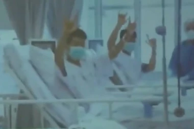 (VIDEO) EKSKLUZIVNI SNIMAK IZ BOLNICE: Evo kako se osećaju dečaci izbavljeni iz pećine na Tajlandu!