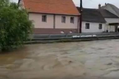 (VIDEO) POPLAVE U RUMUNIJI ODNELE 4 ŽIVOTA: Voda šiba sa svih strana!