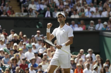 (FOTO) Kolinda podržava Novaka na Vimbldonu: ZA VELIKOG ČOVEKA I SPORTISTU!