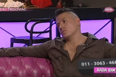 (FOTO) ANA KORAĆ MAMI SLOBU GOLIM GRUDIMA?!