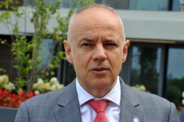 Gradonačelnik Radojičić o gradskom prevozu, vrtićima i vantelesnoj oplodnji!