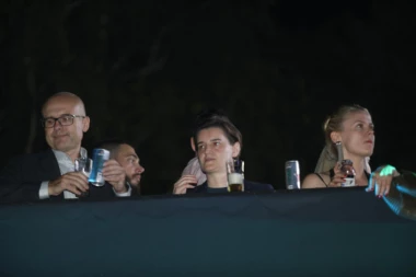 PREMIJERKA ANA BRNABIĆ STIGLA NA EGZIT!