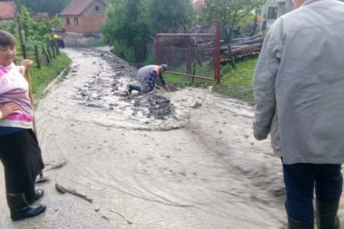 (FOTO) U POŽEGI BUJICA NOSILA SVE PRED SOBOM! Poplavljena domaćinstva, neka od njih odsečena i ne može da im se priđe!