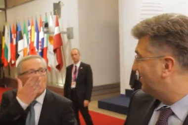 (VIDEO) URNEBESNI SNIMAK! Junker pijan kao majka "ŠTIPKA" Plenkovića, pa mu ŠALJE POLJUBAC!