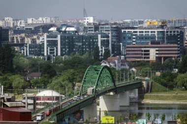 HOROR U BEOGRADU: Muškarac skočio sa Savskog mosta, pa ga pregazio taksi