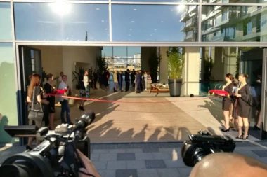 (FOTO, VIDEO) PRESEČENA VRPCA: Otvorena prva kula "Beograda na vodi"