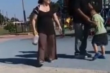 (VIDEO) BOLESNO! Žena terala ćerku da bije dečaka, a onda ga sama šutirala i pretila da će da ga "UČINI NEPLODNIM"