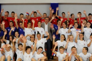 VUČIĆ U MIONICI: DA NAM SPORTSKE HALE BUDU PUNE DECE!