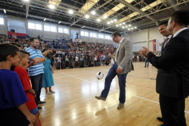 Vučić čestitao Makronu titulu na Mundijalu