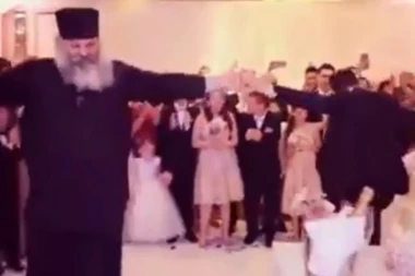 (VIDEO) IZGLEDA DA GA POGODILA PESMA: Zvanice nisu verovale kad su videle šta radi ovaj pop!