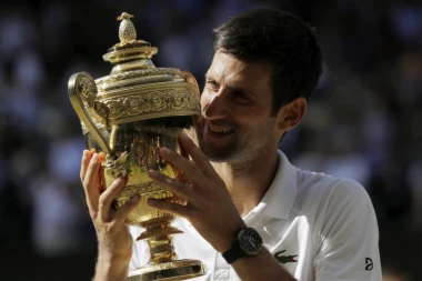 ĐOKOVIĆ SE BUDI UZ DINOSAURA I VUKA!