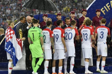 (FOTO) Ponovo ustaška histerija na ulicama Zagreba: HRVATSKI IZLIVI FAŠIZMA NA PROSLAVI SA FUDBALERIMA!