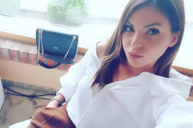 FOTOGRAFIJA KOJA TOPI SRCA: Pevačica DUGO KRILA BOLEST, a ovako sada uživa sa SINOM!