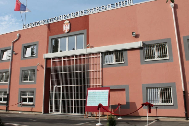 Ovo je robijaš koga su cimeri jutros brutalno istukli: Pre 3 godine zverski izmasakrirao mladića zbog računa u kafani!
