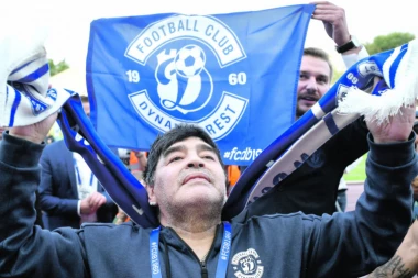 Buenos Ajres OVEKOVEČIO Maradonu