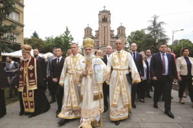 (ANKETA) Država kaže da se ostane kod kuće, crkva da se ide na uskršnju liturgiju, a šta kaže narod?