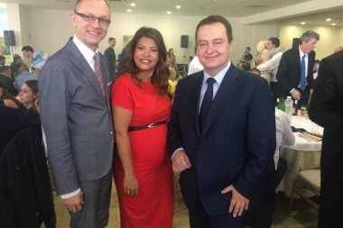 (FOTO) SPS SLAVI 28. ROĐENDAN: Dačićeva miljenica privukla najviše pažnje!