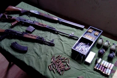 VELIKA ZAPLENA U MALOM ZVORNIKU: Upali mu u kuću i pronašli gomilu opasnog oružja