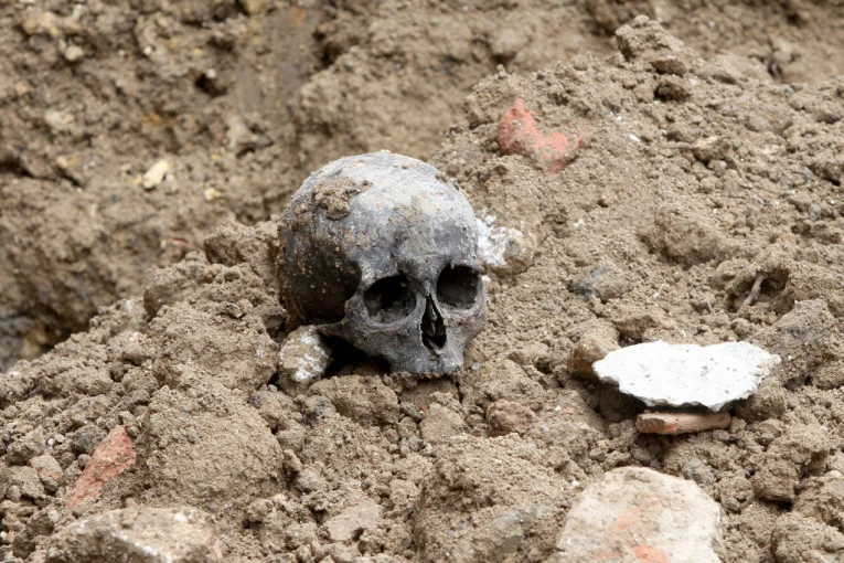 (VIDEO) NAUČNICI IZ VELIKE BRITANIJE DOŠLI DO OTKRIĆA: Pronađen okovani skelet, smatra se dokazom ropstva u rimskoj Britaniji