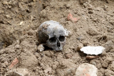 (VIDEO) NAUČNICI IZ VELIKE BRITANIJE DOŠLI DO OTKRIĆA: Pronađen okovani skelet, smatra se dokazom ropstva u rimskoj Britaniji