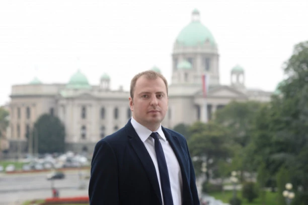 Mirković: Đilas mrzi srpsku zastavu i Srbiju, građani to dobro znaju!