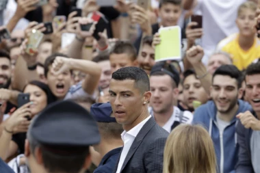 Ludi Napolitanci: Ronaldo NA TOALET PAPIRU!