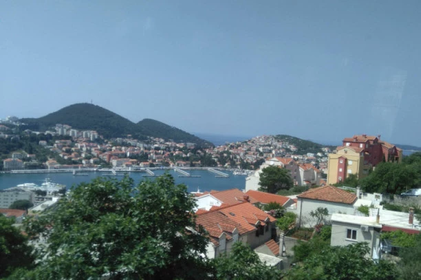 ČETIRI PLAŽE U DUBROVNIKU ZAGAĐENE: Pronađena bakterija ešerihija koli, kupanje zabranjeno do daljeg
