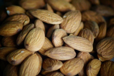 PEČENI BADEMI SA MEDOM I CIMETOM: Zdravi su, ukusni, a možete ih grickati kao KOKICE