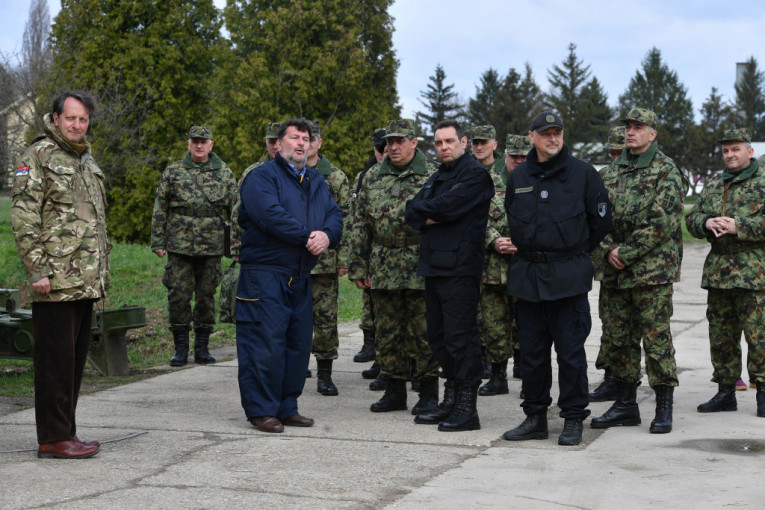 Ministru odbrane, Aleksandru Vulinu, unoforma savršeno stoji!