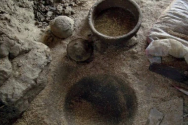 ZBOG OVOG UŽASA SU ARHEOLOZI ZANEMELI: Misteriozni crni sarkofag otvoren posle 2.000 godina!