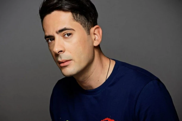 (FOTO) GLUMAC POKAZAO KAKO IZGLEDA NAKON SKANDALA NA FUDBALSKOJ UTAKMICI: Saša Joksimović objavio sliku, a JEDAN DETALJ JE SVE ŠOKIRAO!